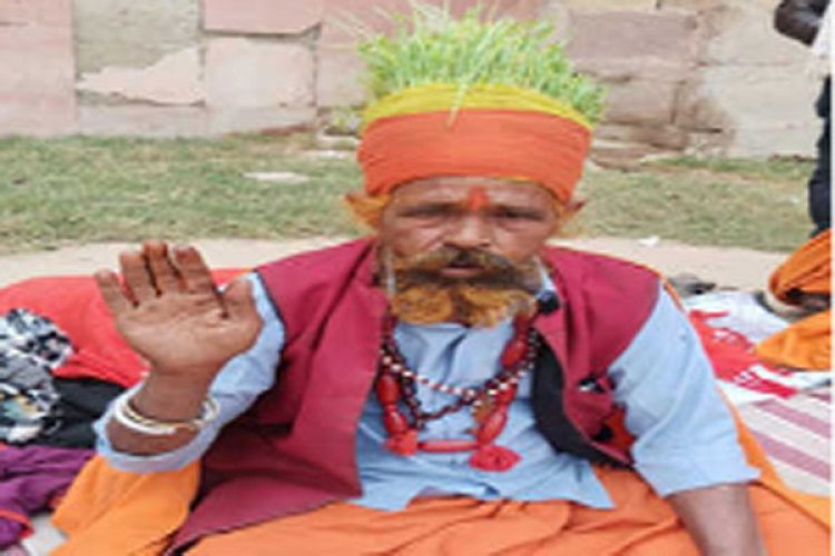 जैविक खेती का संदेश देने के लिये सिर पर उगाया जौ