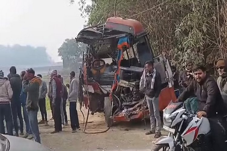 बलिया-लखनऊ हाइवे पर ओवरटेक करने के प्रयास में ट्रक से भिड़ी बस,एक की मौत तीन घायल