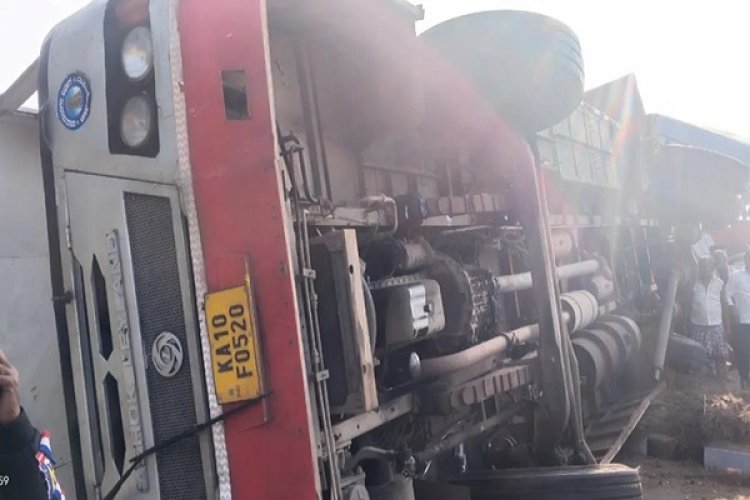 मैसूर-बेंगलुरु हाईवे पर पलटी बेकाबू होकर बस, 25 यात्री घायल