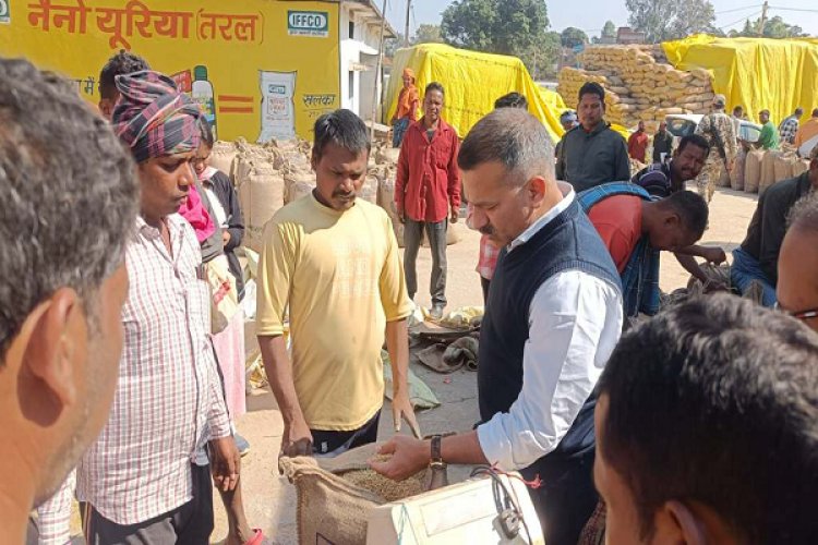 कलेक्टर ने विभिन्न धान खरीदी केंद्रों का किया औचक निरीक्षण