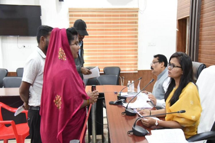 जनदर्शन में कृषक ने कृषि भूमि से वर्षाजल निकासी के लिए दिया आवेदन