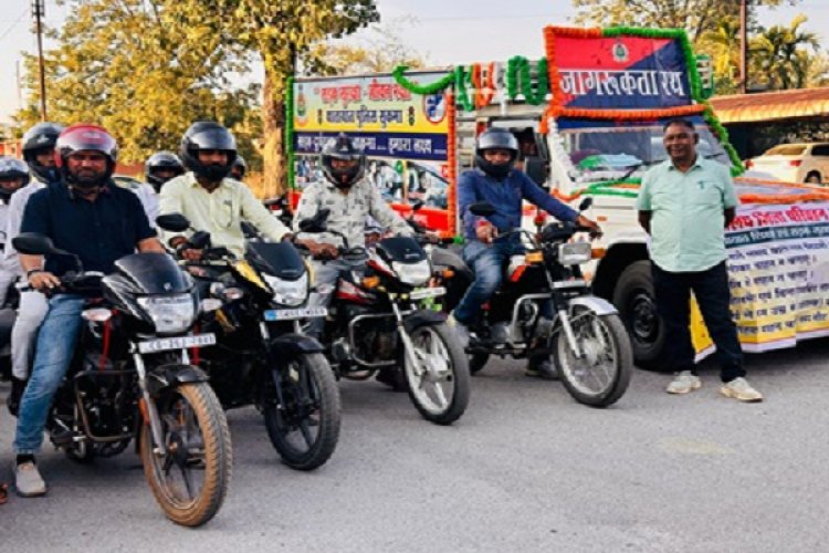 यातायात नियमों का पालन करने और हेलमेट लगाने लोगों को किया प्रेरित
