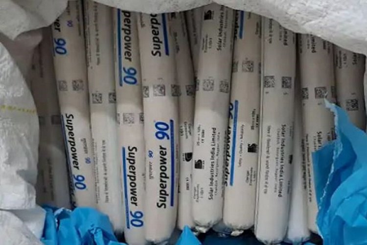 कार में मिले 600 डायनामाइट सेल, ब्लास्टिंग मशीन मिली, दो गिरफ्तार