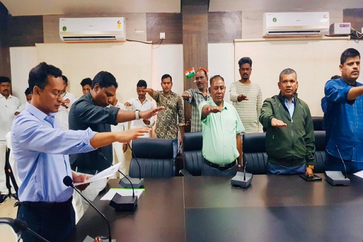 अधिकारियों और कर्मचारियों को दिलाई गई मतदाता जागरूकता की शपथ