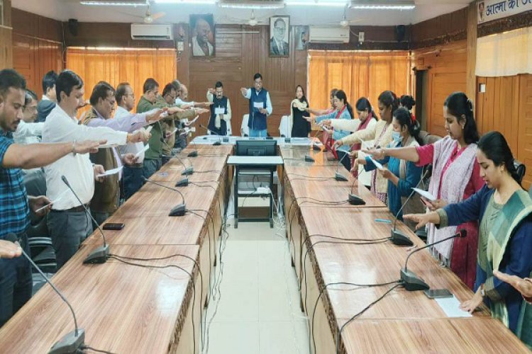 अधिकारी-कर्मचारियों ने ली मताधिकार का प्रयोग करने की शपथ
