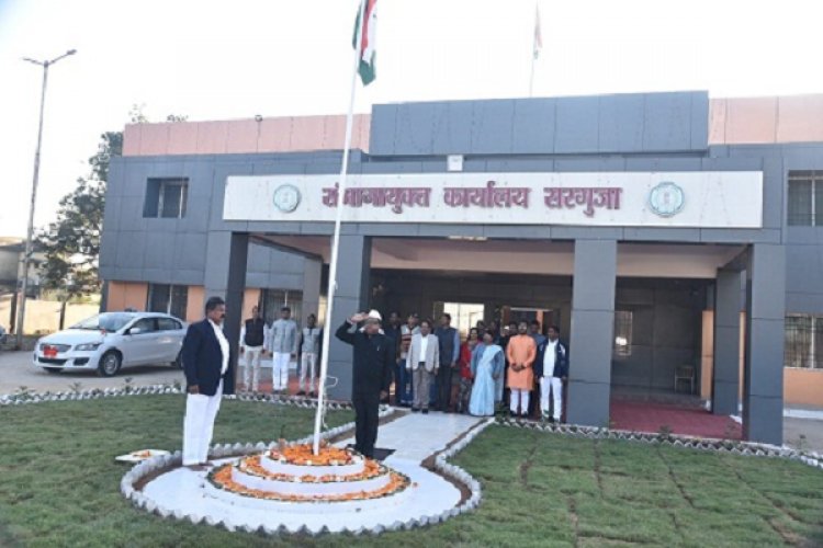 सरगुजा संभागायुक्त नरेंद्र दुग्गा ने संभाग आयुक्त कार्यालय में किया ध्वजारोहण