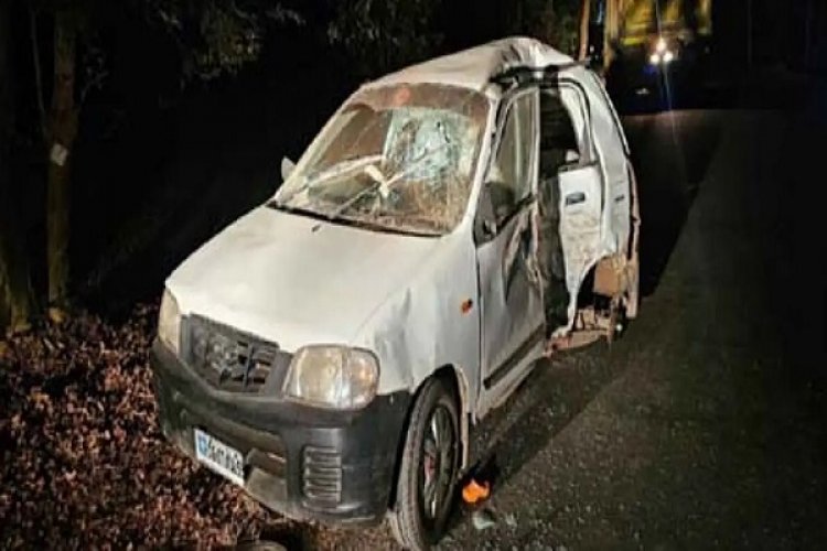 अनियंत्रित होकर पेड़ से टकराई कार : एक की मौत, दो घायल