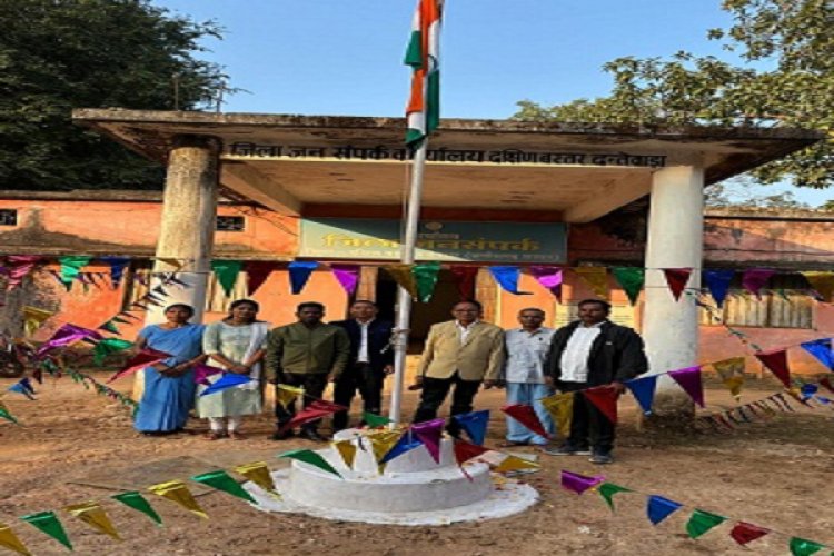 जनसंपर्क कार्यालय में हुआ ध्वजारोहण