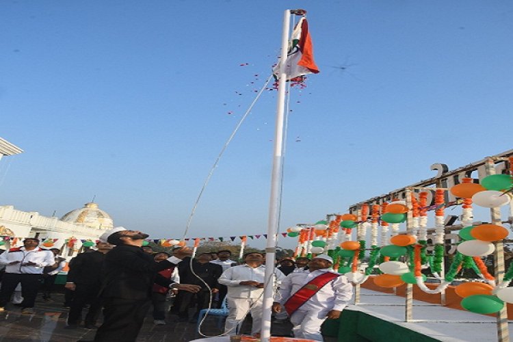 संयुक्त कलेक्टोरेट कार्यालय में कलेक्टर मयंक चतुर्वेदी ने किया ध्वजारोहण