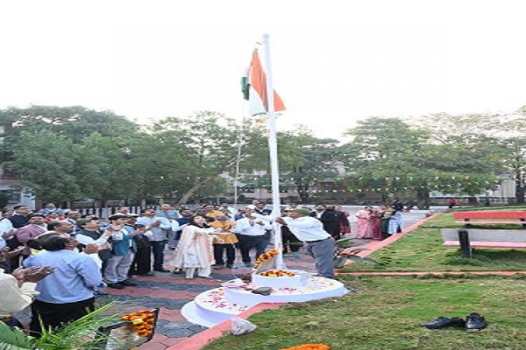 सीईओ जिला पंचायत ने किया ध्वजारोहण