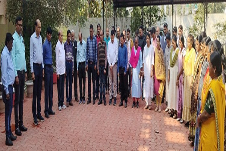 क्षेत्रीय प्रशासनिक भवन में विद्युतकर्मियों ने अमर शहीदों को दी श्रद्धांजलि