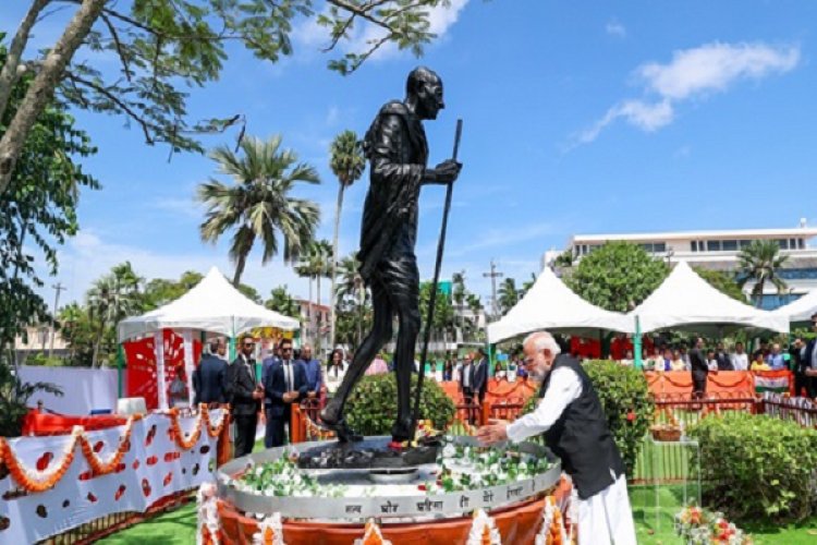 प्रधानमंत्री मोदी ने राष्ट्रपिता महात्मा गांधी की पुण्यतिथि पर उन्हें श्रद्धांजलि दी