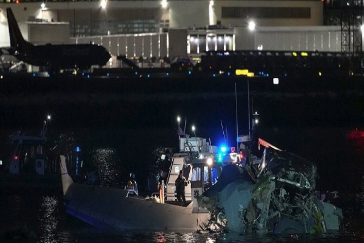 सैन्य हेलीकॉप्टर से टकराया विमान: 60 यात्री से सवार, 18 शव बरामद