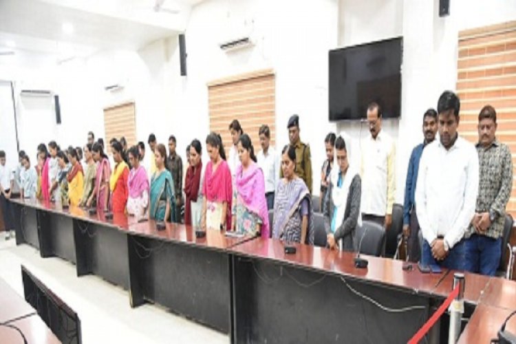 शहीदों की स्मृति में अधिकारी-कर्मचारियों ने रखा दो मिनट का मौन