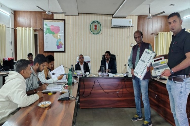 ईवीएम रेंडमाइजेशन को लेकर जिला निर्वाचन अधिकारी ने ली समीक्षा बैठक