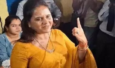 मेयर प्रत्याशी मीनल चौबे ने चंगोराभाटा में किया मतदान