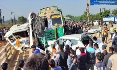 प्रयागराज से वापस लौट रही ट्रैवलर जबलपुर के पास ट्रक से टकराई, सात लोगों की मौत