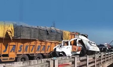 महाकुंभ से लौट रहे ट्रैवलर को ट्रक ने मारी टक्कर: 7 की मौत, 3 घायल