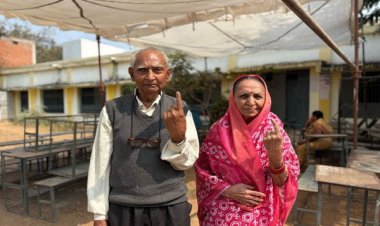 लोकतंत्र के प्रति जिम्मेदारी निभाते हुए वृद्ध दंपति ने किया मतदान