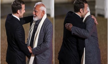 पीएम मोदी पहुंचे फ़्रांस, पीएम मैक्रों ने गले लगाकर किया स्वागत