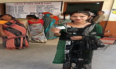 पहली बार वोट डालकर उत्साहित हुईं आंचल