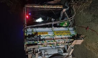 ट्रक की टक्कर से टाटा मैजिक सवार 4 की मौत,16 घायल