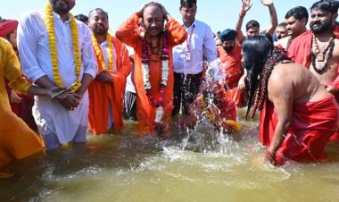 प्रयागराज पहुंचे सीएम साय, त्रिवेणी संगम में लगाई डुबकी...