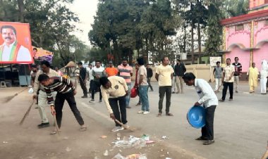 झाड़ू लेकर सड़क पर उतरे नवनिर्वाचित नगर पालिका अध्यक्ष चंद्रवंशी...
