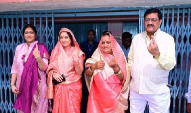 खाद्यमंत्री दयालदास ने अपने गृहग्राम कुरा में किया मताधिकार का प्रयोग