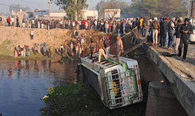 ट्रक की टक्कर से नाले में गिरी बस, 5 लोगों की माैत, 40 से ज्यादा घायल