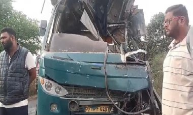 खड़ी ट्रेलर से जा टकराई यात्री बस