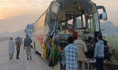 हाईवे पर आपस में भिड़े कई वाहन, नौ श्रद्धालुओं की मौत; 32 घायल