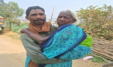 पोता अपनी बुजुर्ग दादी को गोद में लेकर पहुंचा मतदान केंद्र