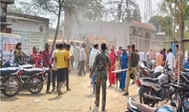 मतदान केंद्र के बाहर पैसा बांटने को लेकर 2 पक्षों में मारपीट