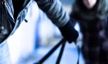 चोरों ने सूने घर में जेवरात नहीं मिलने पर लगाई आग