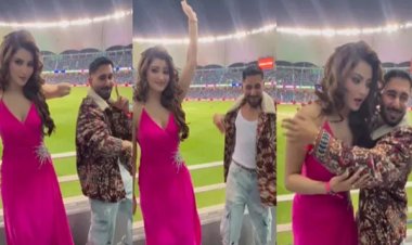 मैच में उर्वशी रौतेला का ऑरी संग डांस, देखें नेटिजन्स के मजेदार रिएक्शन