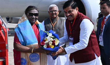 खजुराहो पहुंचने पर राष्ट्रपति द्रौपदी मुर्मु का राज्यपाल और मुख्यमंत्री ने की अगवानी