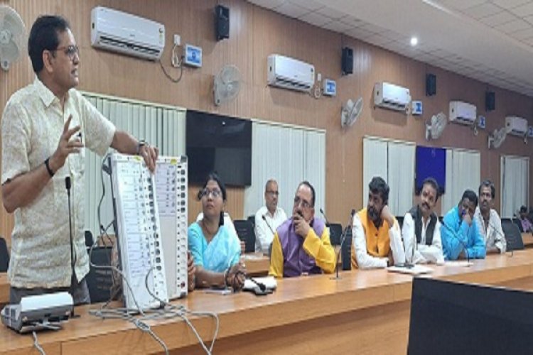 राजनैतिक दलों को प्रशिक्षण दिया गया