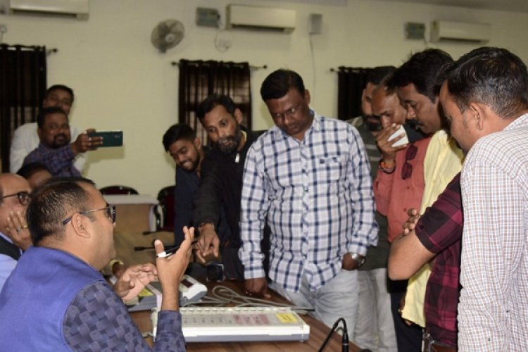 मीडिया प्रतिनिधियों के सामने ईवीएम से मतदान प्रक्रिया का प्रदर्शन