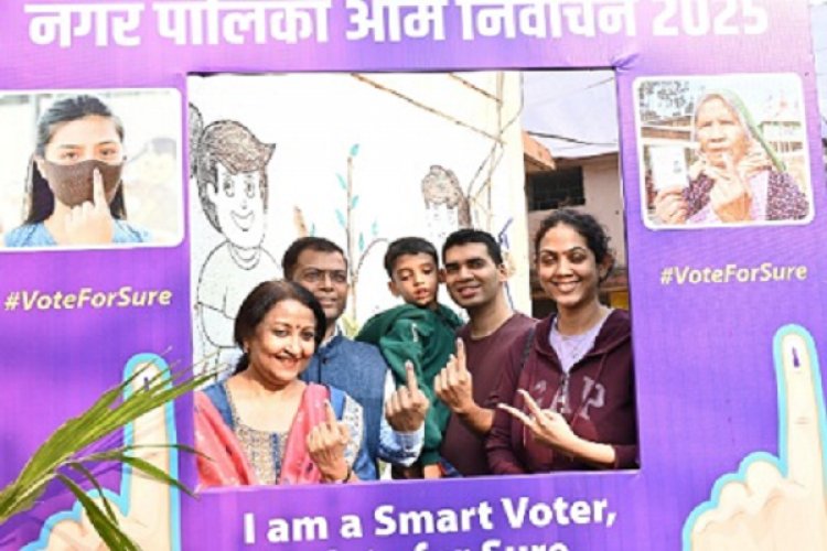 राज्य निर्वाचन आयुक्त डॉ. अजय सिंह ने किया अपने मताधिकार का प्रयोग