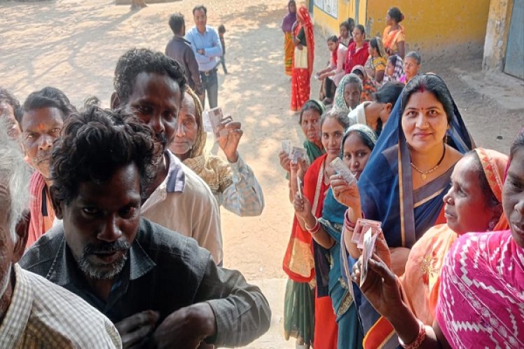 छत्तीसगढ़ नगरीय निकाय चुनाव में मतदान जारी, वोटिंग सेंटर्स पर लगी लंबी लाइन