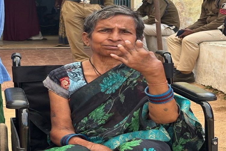 दिव्यांग उषा बाई ने किया मतदान, जागरूकता का दिया संदेश