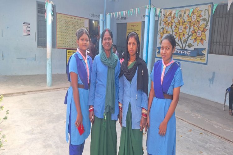 मतदाताओं का सहयोग कर रहे एनएसएस व स्काउट गाइड के कैडेट्स