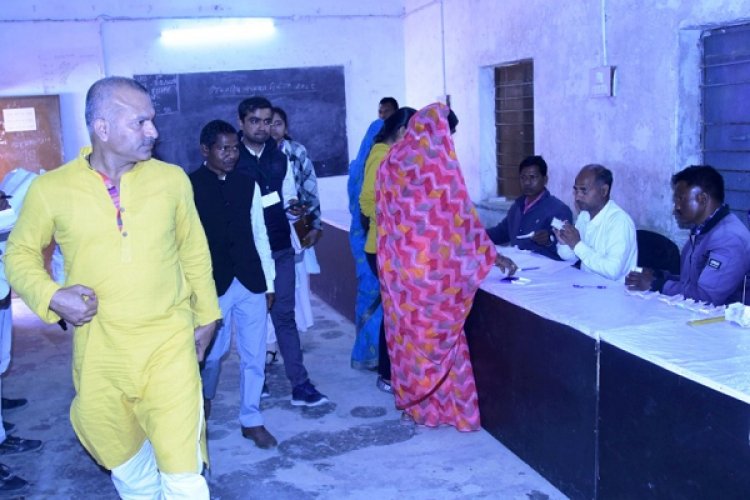 सरगुजा कलेक्टर ने किया मतदान केंद्रों का निरीक्षण