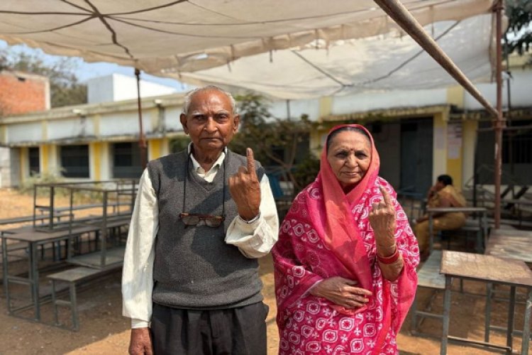 लोकतंत्र के प्रति जिम्मेदारी निभाते हुए वृद्ध दंपति ने किया मतदान