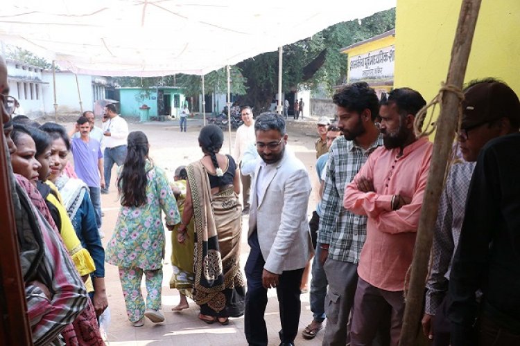 कलेक्टर ने किया मतदान केन्द्रों का किया निरीक्षण