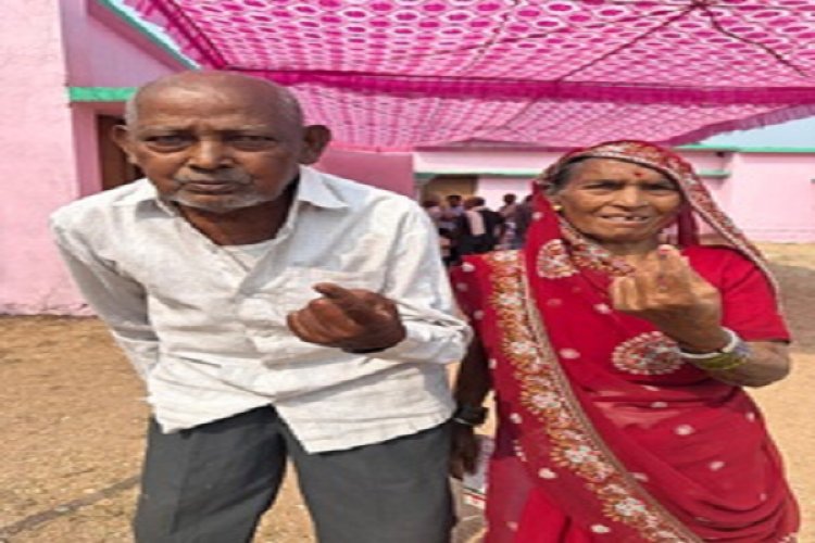 नगरीय निकाय चुनाव में 100 वर्ष की कलावती और 104 वर्ष की सकीना ने किया मतदान