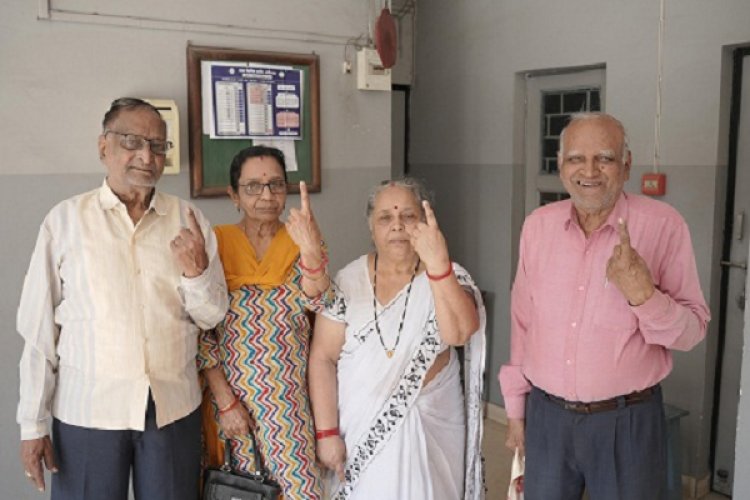 पोलिंग बूथ में युवा, बुजुर्ग, दिव्यांग सहित सभी मतदाता स्वस्फूर्त किया मतदान