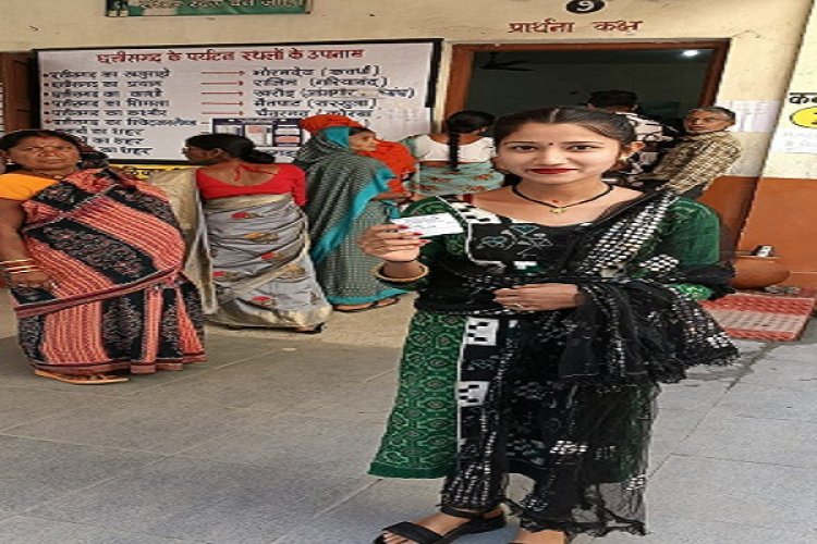 पहली बार वोट डालकर उत्साहित हुईं आंचल