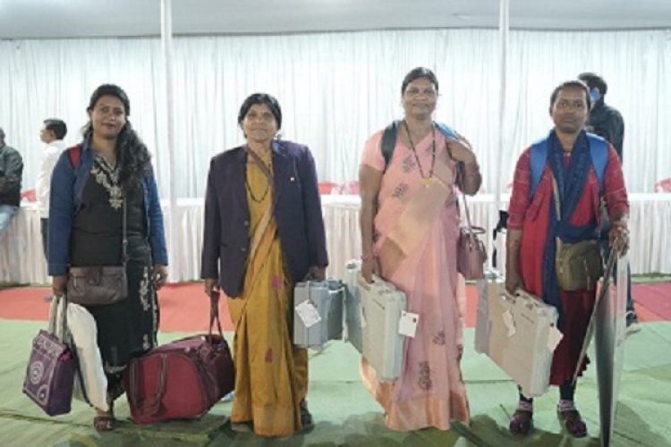 महिला मतदान दल निर्वाचन पूर्ण करा सामग्री जमा करने देर रात तक पहुचने लगी